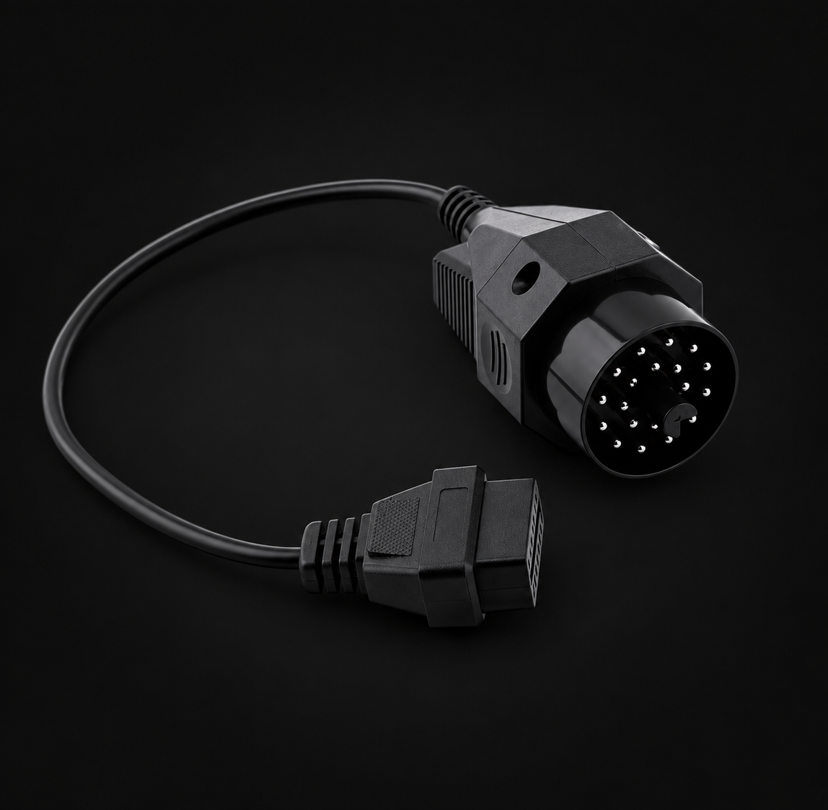 Adaptador BMW 20 pines a OBD2 sobre fondo negro