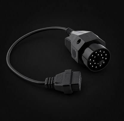 Adaptador BMW 20 pines a OBD2 sobre fondo negro