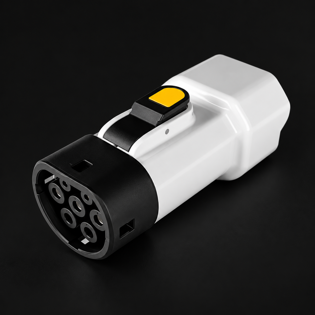 Adaptador V2L Type 2 BYD 16A 3.5kW Enchufe EU sobre fondo negro
