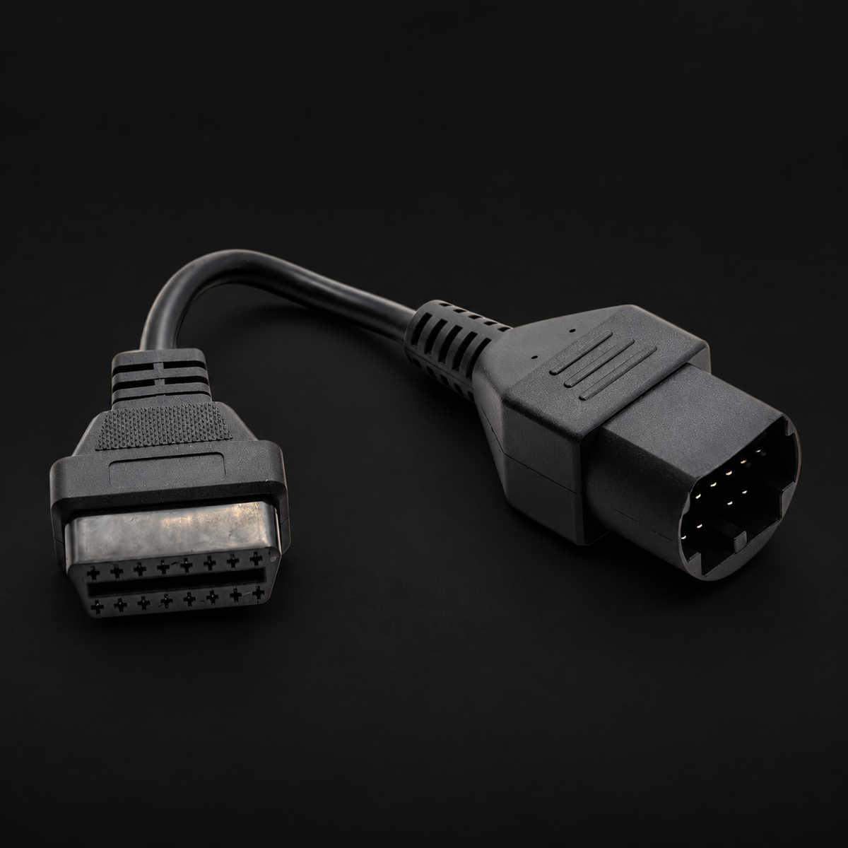 Adaptador Mazda OBD1 17 Pines a OBD2 16 Pines para Diagnóstico Automotriz sobre fondo negro